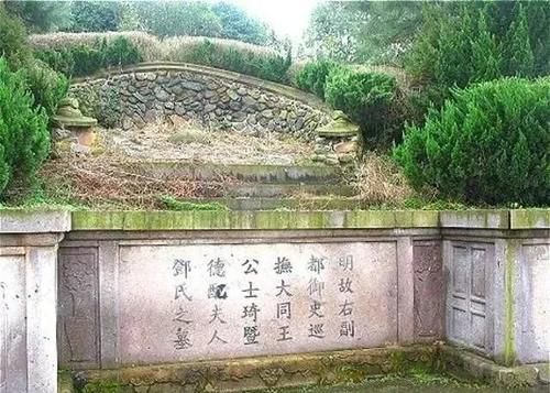  下葬|明代清官裹草席下葬，300年后其墓葬出土，为何有价值10亿元的黄金？