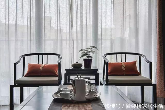 客厅|128㎡新中式装修，客厅搭配黑色皮沙发，既时尚又上档次