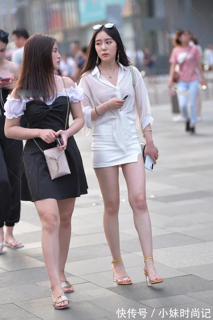 格子|街拍:格子背心搭配白色修身短裙,再穿一件轻薄的防晒衫,时髦又洋气