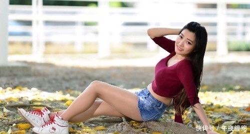 娇柔|街拍:冰雪聪明的模特妹子,娇柔怡人丰腴性感,秀出女神玲珑身材