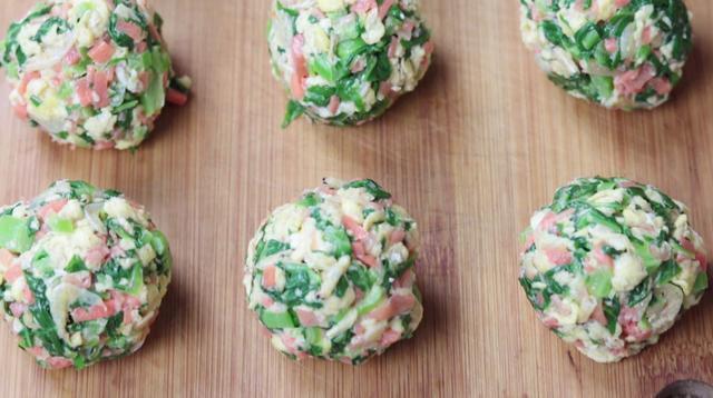 不用和面就能吃上菜团子,玉米面上滚一滚就下锅,皮薄馅多味道好