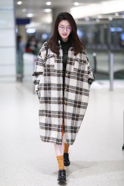 格纹大衣怎么穿才不老气？试试这四组搭配方案，打造出复古优雅感