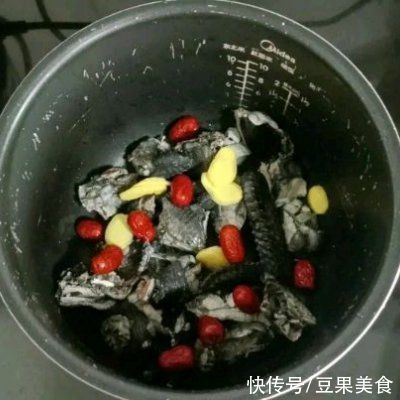 乌鸡|#我的养生日常-远离秋燥#乌鸡山药汤