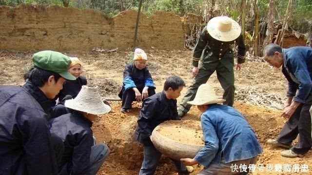 棺椁|施工挖出金光铜棺，挂人头面具被上级下令熔毁，文物专家心都碎了