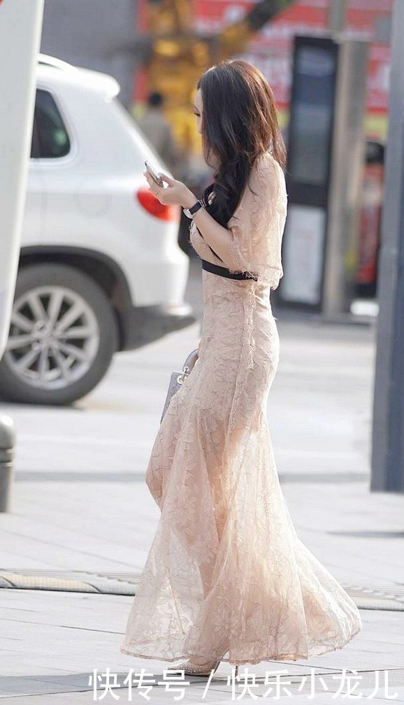 蕾丝材质的连衣裙,非常衬身材,两闺蜜谁更美!