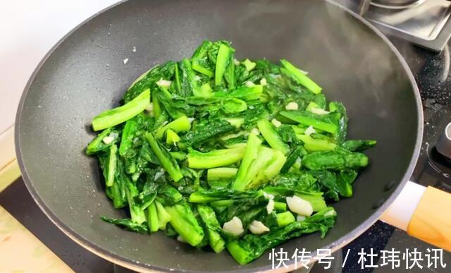 春天里|免费的叶子比茎好吃,别再扔掉叶子啦,教你简单炒一炒比肉还下饭