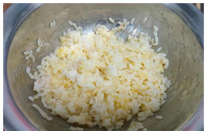 米饭|做蛋炒饭时，先炒鸡蛋还是先炒米饭？都不对，“金包银”更好吃