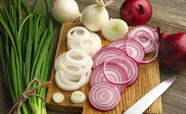 买洋葱，紫皮白皮哪个好！老菜农说漏嘴，2种区别大，别再买错了