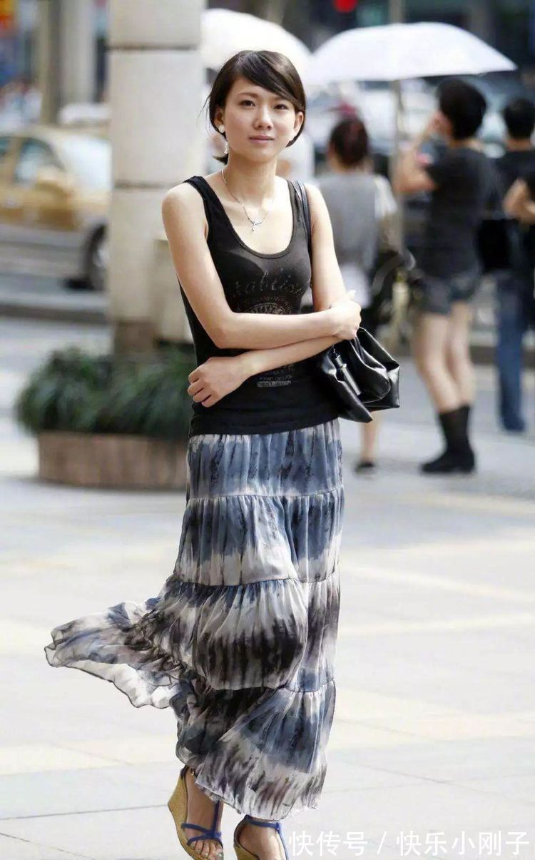 包臀裙 女神脚上搭配一双尖头高跟鞋,不管通勤还是出游穿都是非常不错的