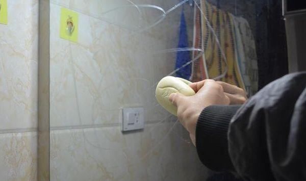 马桶里放一块香皂,没想到作用这么厉害,解决了家家户户的大烦恼!