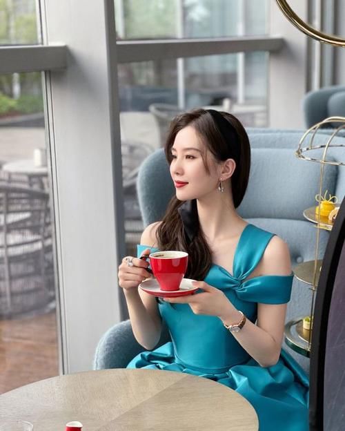 仪态|姐姐仪态出众又会穿,一袭蓝色缎面长裙华丽时髦,优雅精致