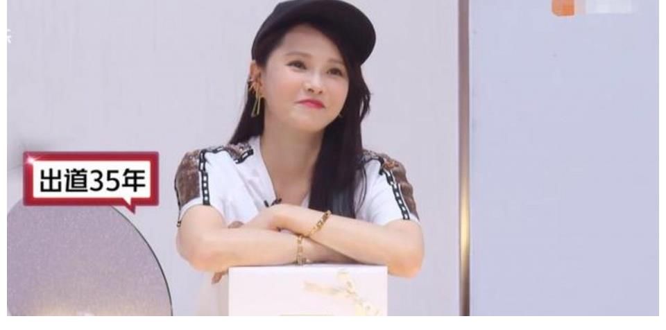 芒果台|乘风破浪的姐姐：黄圣依喊停，丁当质疑评分，导演组召开紧急会议！