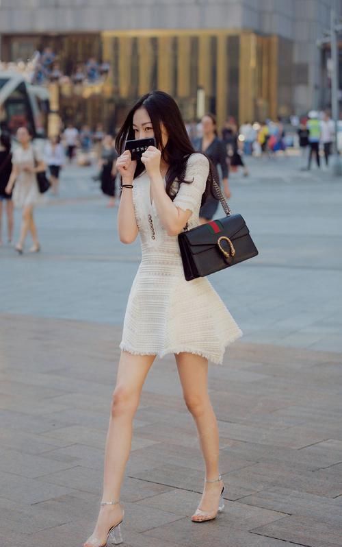  白色|小姐姐白色连衣短裙，配上一双水晶高跟鞋，亭亭玉立的美腿