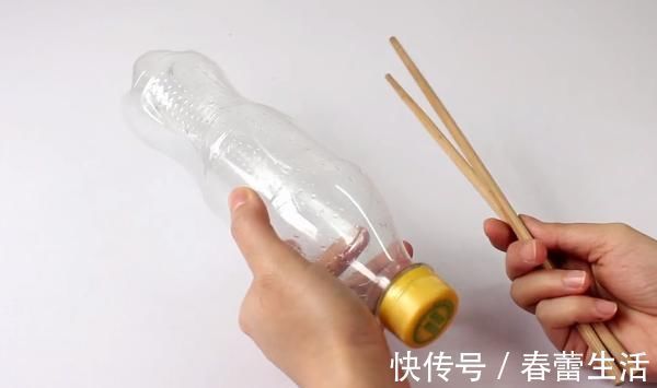 塑料瓶上绑2根筷子,解决了家家户户的困扰,在家做10个都不够