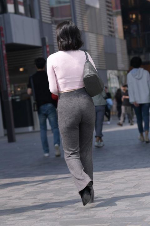 休闲时尚的喇叭裤,舒适又显气质,让你牢牢抓住路人“眼球”