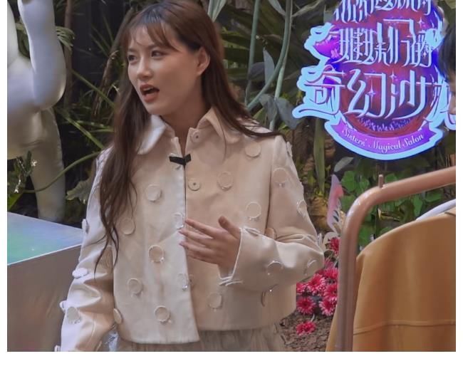 景甜新綜藝首播太尷尬!區(qū)別對(duì)待素人嘉賓,女網(wǎng)紅被改造后不滿意