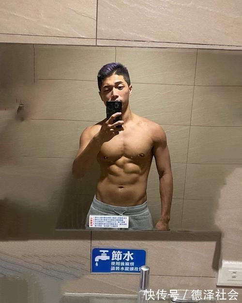 胸肌|痞帅纹身男的肌肉真扎实,胸肌、腹肌、臂肌好精壮,人鱼线很性感