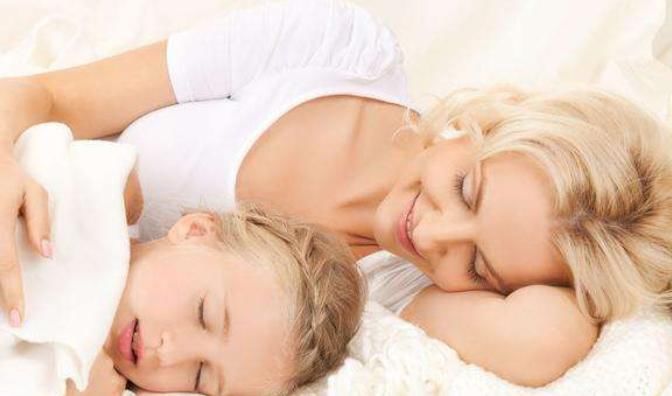 爸爸太爱宝宝,睡了也舍不得放下,结果一觉醒来宝宝没了呼吸