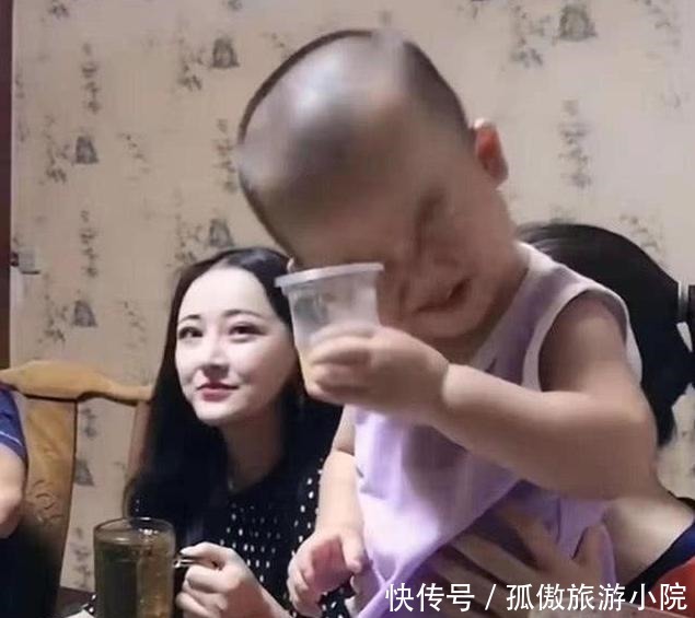 静静的儿子|果汁被萌娃喝出红酒范,逗翻在场众人,孩子长大后肯定拿奥斯卡