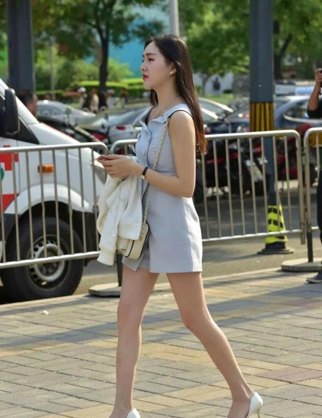 姐姐 气质姐姐真会穿搭，搭配浅蓝色的背带连衣裤，穿出城市休闲风