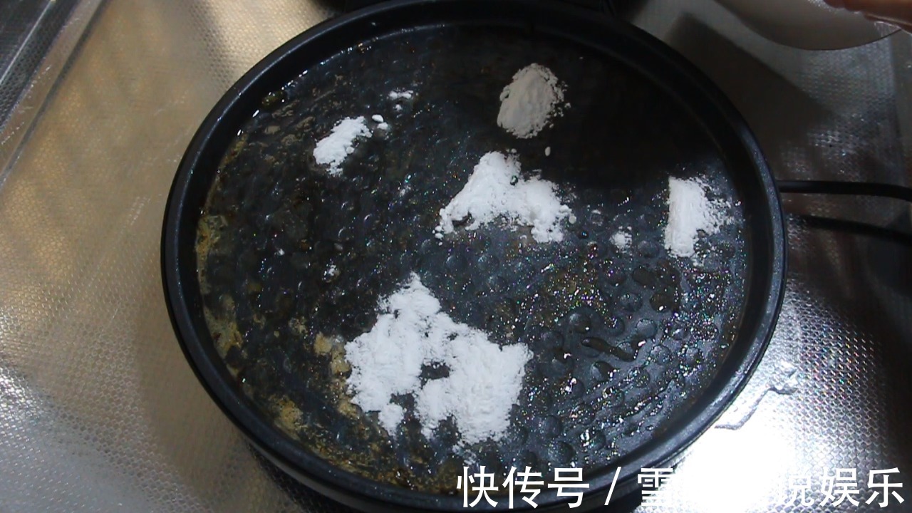 电饼铛用完怎么洗?教你一招不用刷,顽固的油垢都会掉!