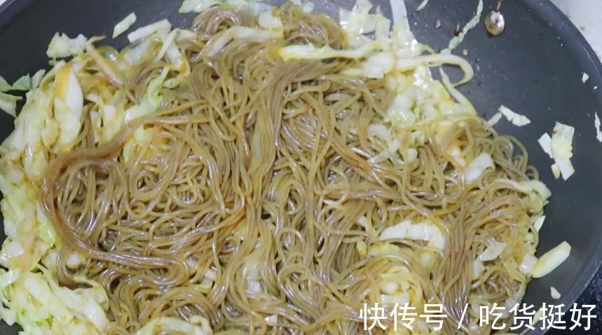 包菜|原来包菜炒粉是这么做的，难怪以前做的粘锅还不好吃，技巧都在这