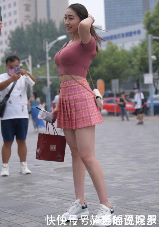 百褶裙|微胖女生的时尚穿搭，紧身上衣配百褶裙，靓丽有肉感