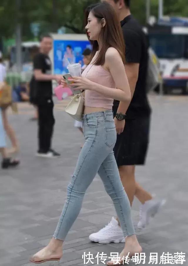 牛仔裤 小姐姐的九分裤穿搭很有特点,哪些说丑的站出来