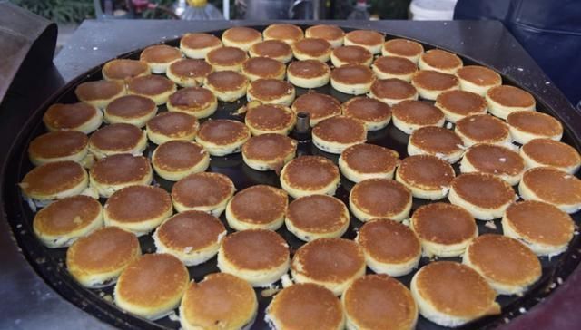 排队|先付钱再排队,10元6个,1天1500个不够卖,顾客围堵来抢着买