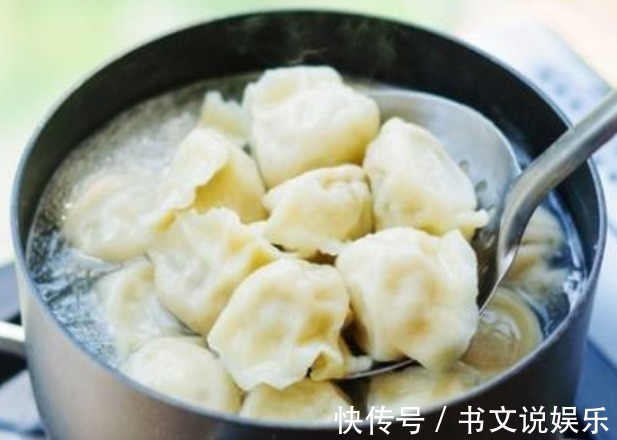 煮饺子时,别傻乎乎只用水,多加“三样”东西,饺子不粘锅不破皮