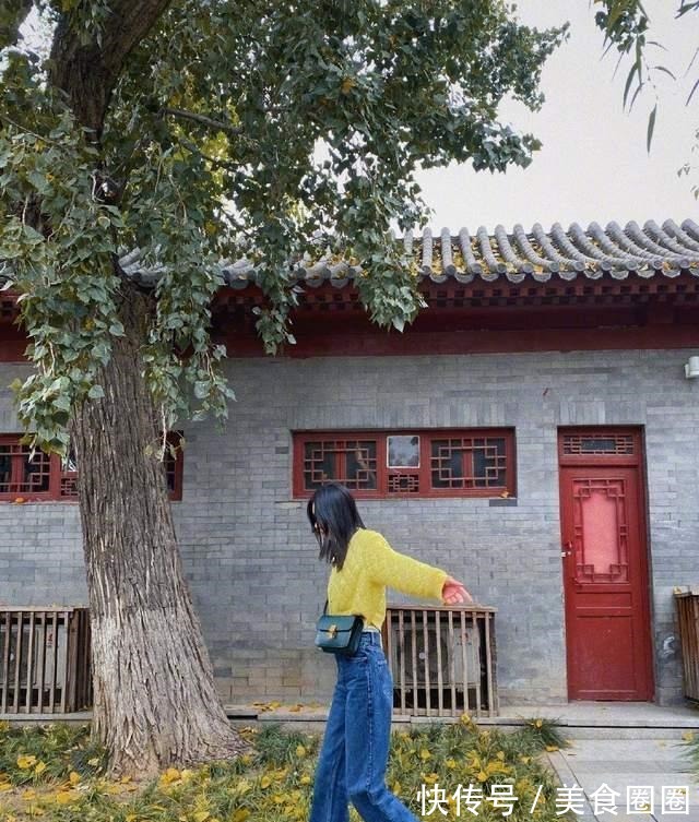 穿搭 又被刘雯惊艳了!基础款的“羽绒服+牛仔裤”,穿得时髦又显高!