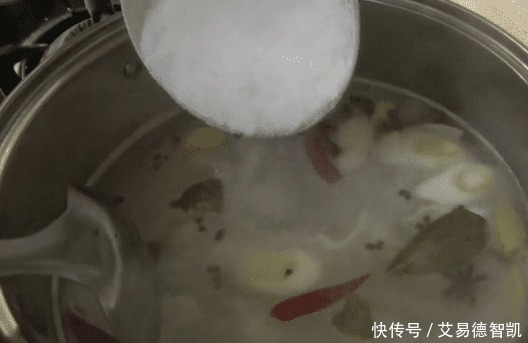 怎样腌出不咸又个个起沙流油的咸鸡蛋?40年的土方子,超简单