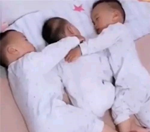 大宝|三胞胎兄弟一起睡觉，妈妈掀开被子看到大宝二宝的动作，被暖到了