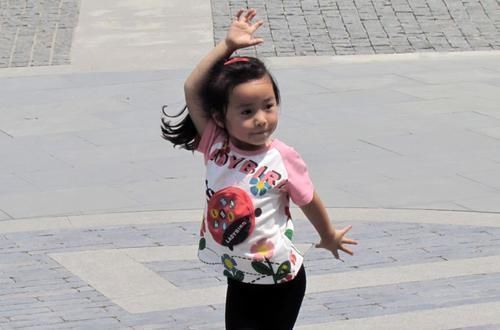 家长|6岁女孩自学舞蹈,当做到这个动作时,宝妈红着脸制止了孩子