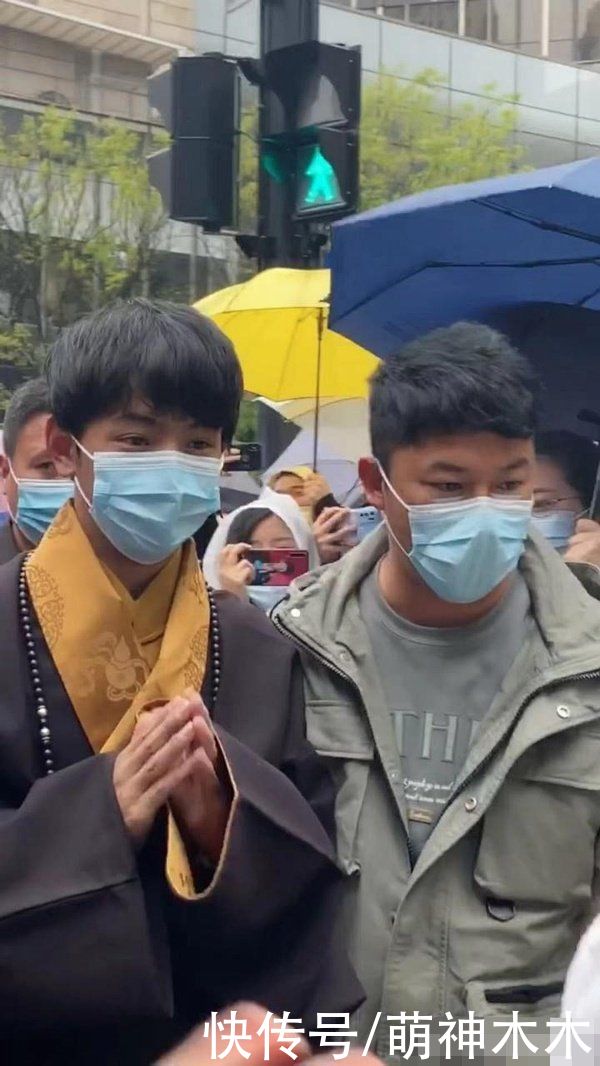 丁真首次亮相上海时装周，换上全套妆发造型看秀，为设计师献花