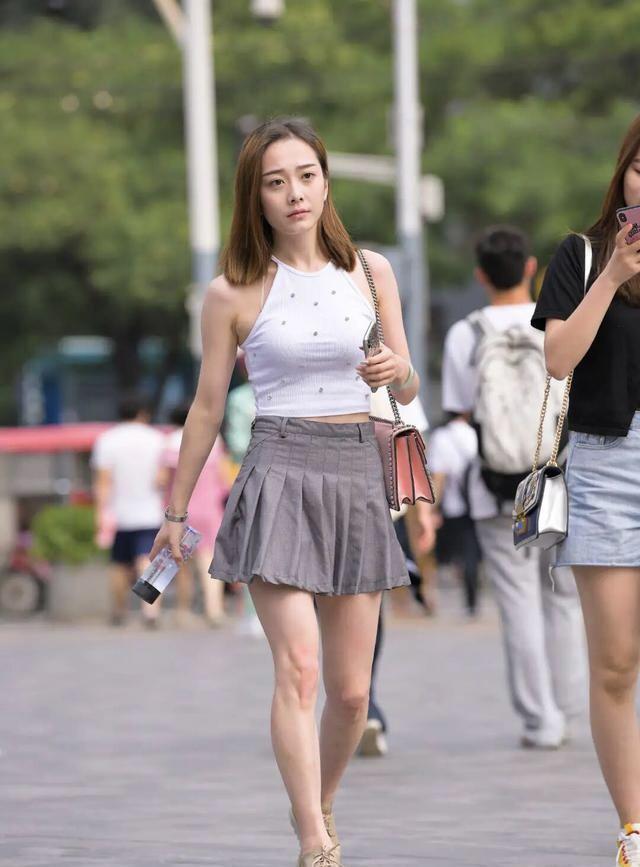 平底鞋 高跟鞋“失宠”了，穿短裙要这么搭鞋子，舒适与气质都有了！