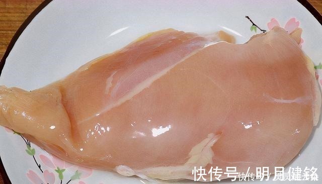 完事|鸡胸肉还能这么吃,不加一滴油,上锅一蒸就完事,健康美味两不误