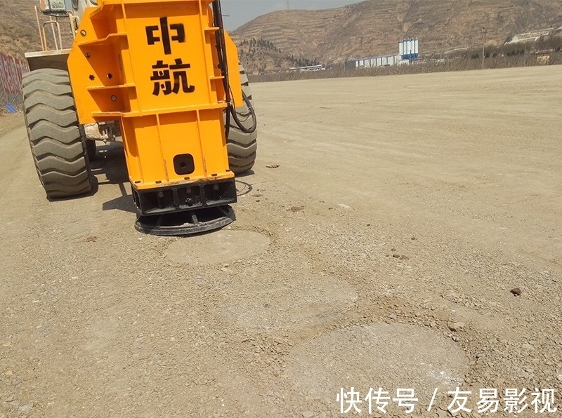 山东灵通工程建造获得一种公路施工用夯实机专利可以根据施工需求调理不同搬运方法节约人力