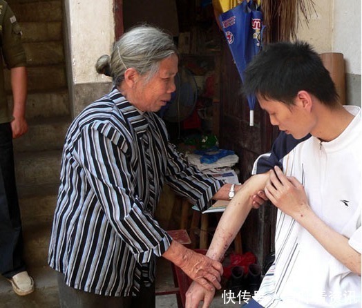 竖起|奶奶心疼孙子,执意要替孙子分担,孙子的做法让大家竖起大拇指!