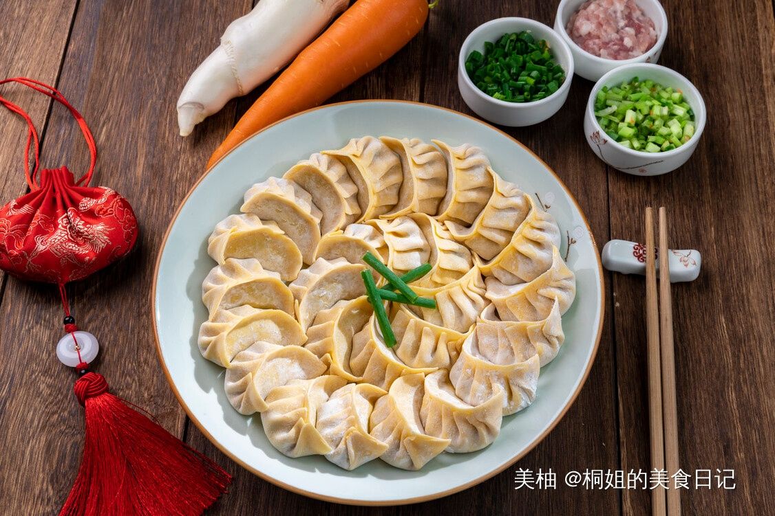 调肉馅时，先打水还是先放油？分享正确做法，肉馅鲜嫩又多汁