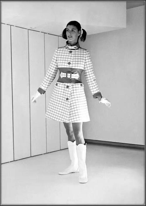 马丁靴算什么？今春大火的是“白板靴”，增高又拉腿，咋穿都时髦