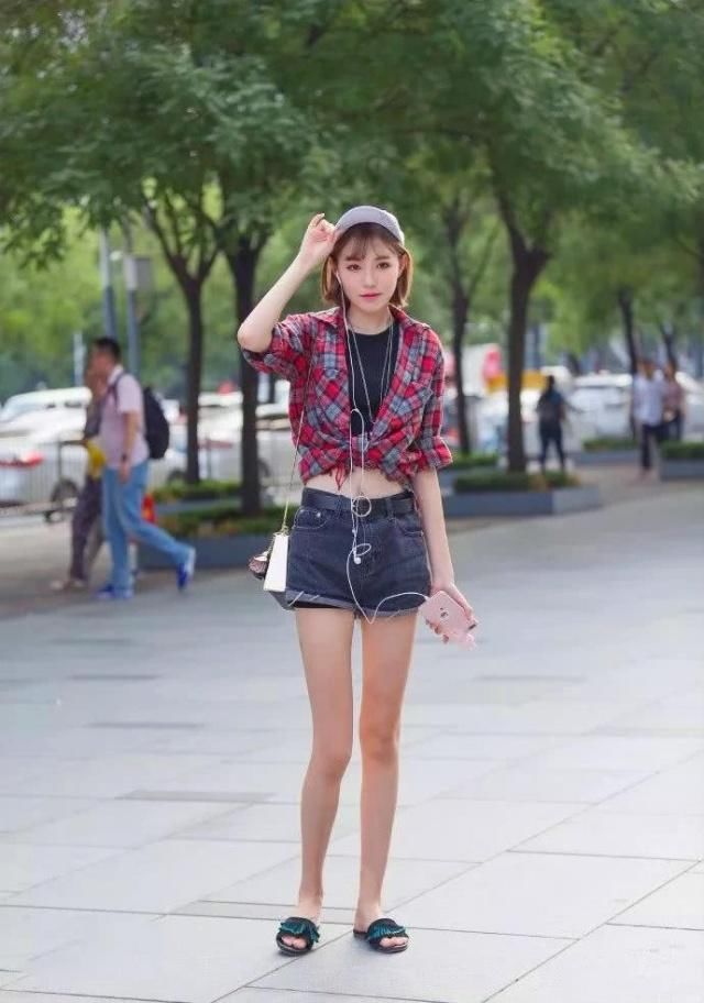 简约百搭的牛仔裤，打造时尚的潮流风，感觉十分的清新脱俗