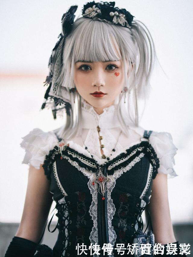 放弃你的黑长直吧,现在流行“公主切+双马尾”,甜美感十足