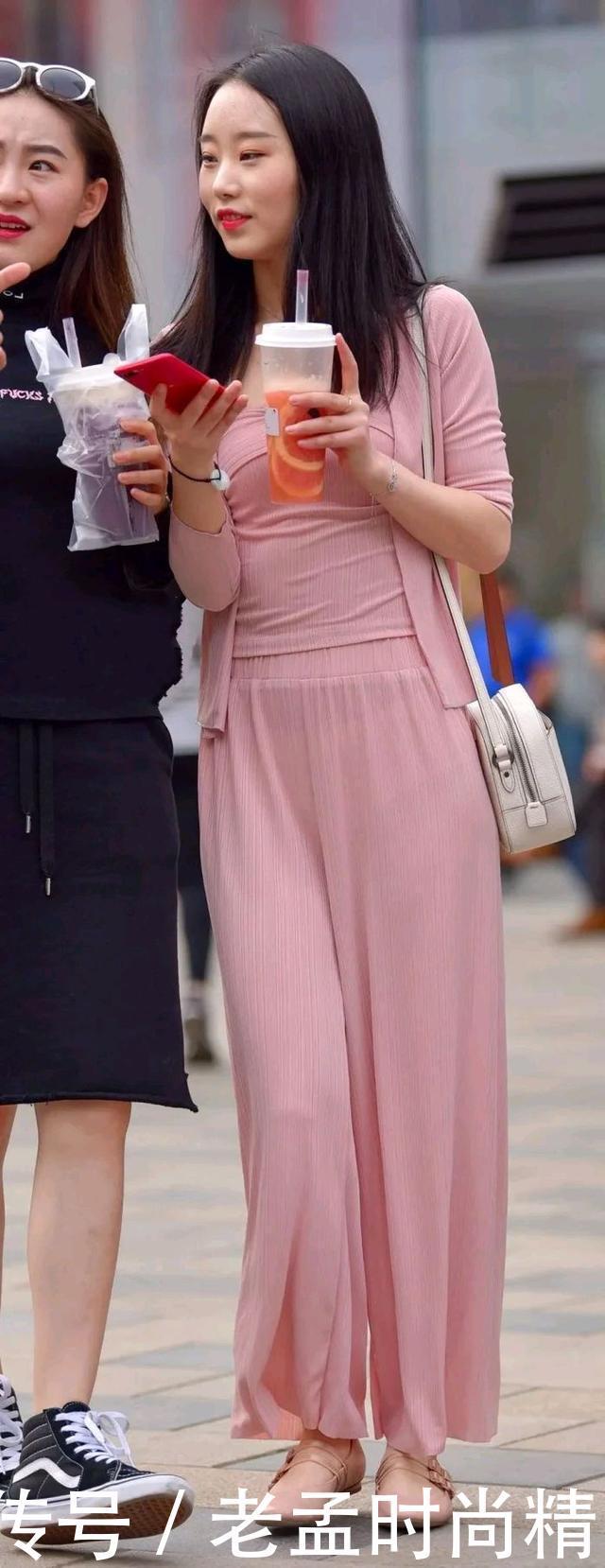 街拍:浅粉色阔腿裤,不仅能凸显小姐姐的温柔气质,还不挑身材,好驾驭