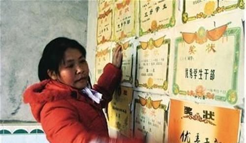 宝妈|儿子喜滋滋拿回一张奖状，看清上面的字后宝妈怒了，坑娃不识字