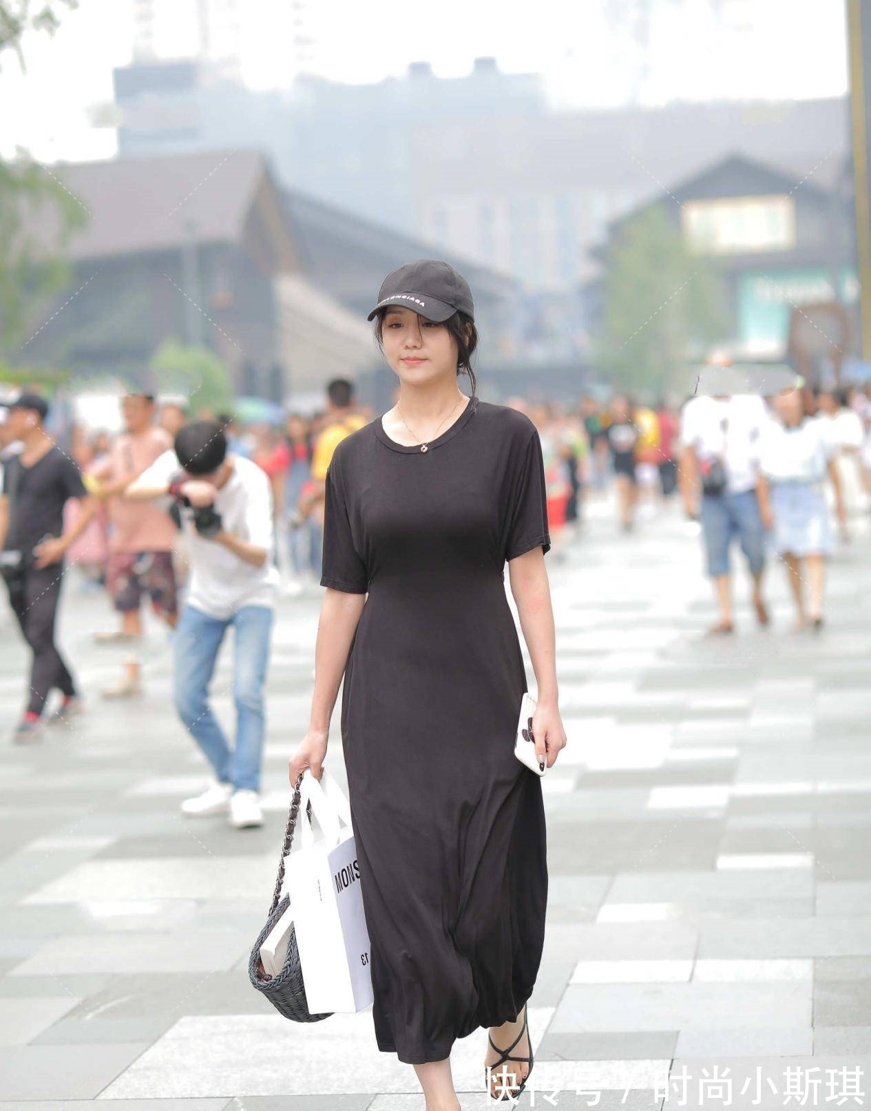 洋气|黑色长款修身裙子,极简风格的美感,更显时髦洋气