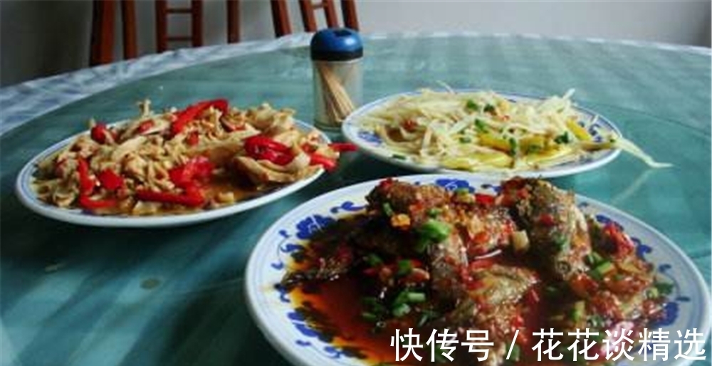 俗语：“桌上不摆三盘菜”，下半句十人九不知，餐桌礼仪不妨留意