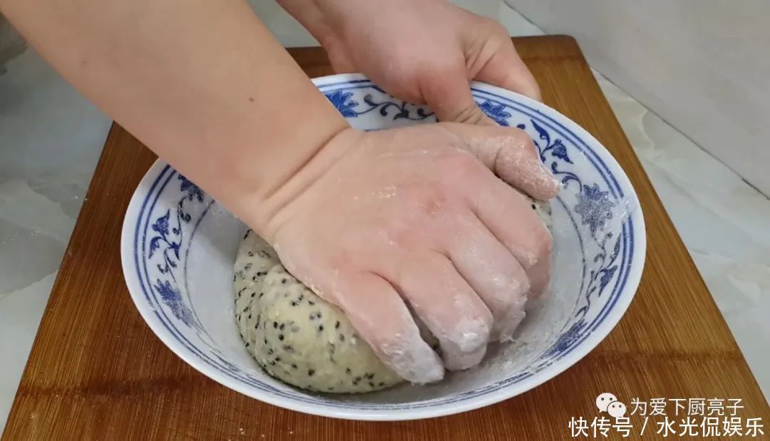 一滴水|2勺芝麻,5个鸡蛋,不加一滴水,比饼干做法简单,比馒头面包好吃