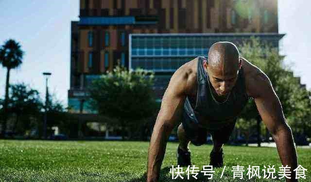 做俯卧撑|男人为何要练俯卧撑,难道只为锻炼胸肌未必这么简单