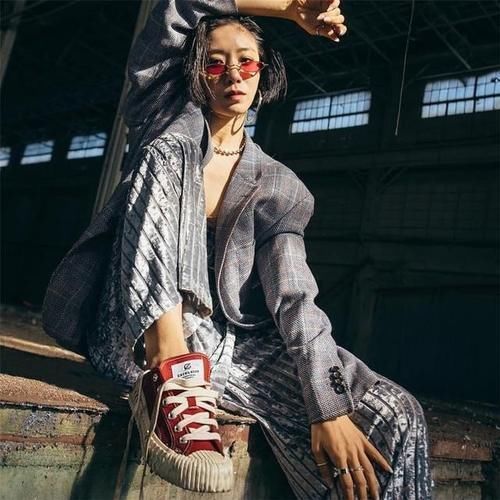 饼干 帆布鞋已经失宠了,今年最火的鞋子是“饼干鞋”,时髦显瘦又显高